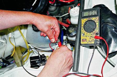 К другому концу провода подсоединяем «плюс» вольтметра«Отрицательный» щуп соединяем с «массой».