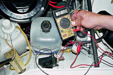 Пускаем двигатель. Вольтметр должен показывать напряжение не менее 10В