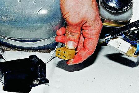 Неисправный блок заменяем, для чего отсоединяем колодку