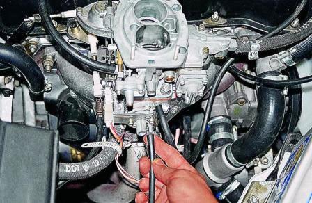 Отсоединяем шланг от штуцера экономайзера карбюратора.