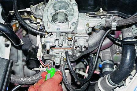 Крестообразной отверткой отворачиваем два винта крепления корпуса 