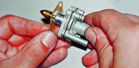 Снимаем с него прокладку