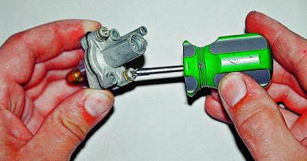 Отворачиваем два винта, стягивающие корпус и крышку экономайзера