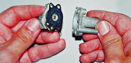 Cнимаем крышку и проверяем состояние диафрагмы