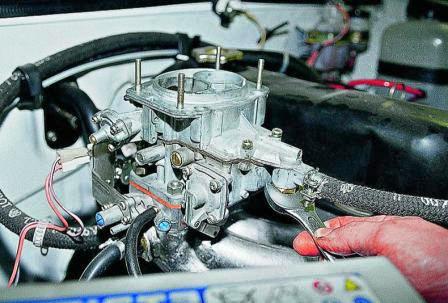 Ключом «на 19» отворачиваем пробку топливного фильтра