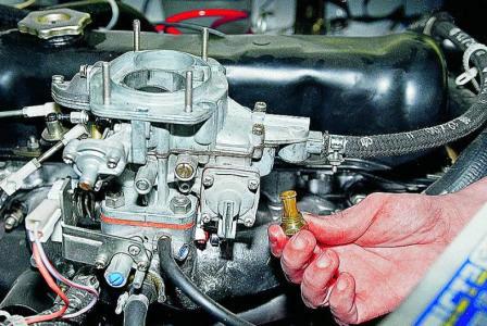 Вынимаем пробку  вместе с фильтром