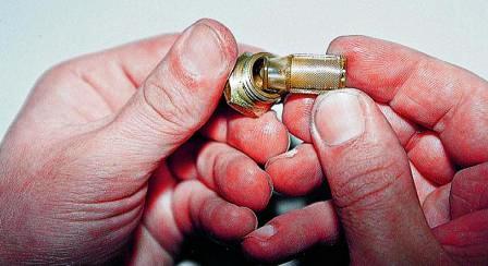 Фильтр и пробку промываем в ацетоне 