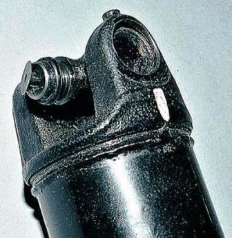 Надеваем уплотнения на шипы крестовины и ставим пластмассовые заглушки