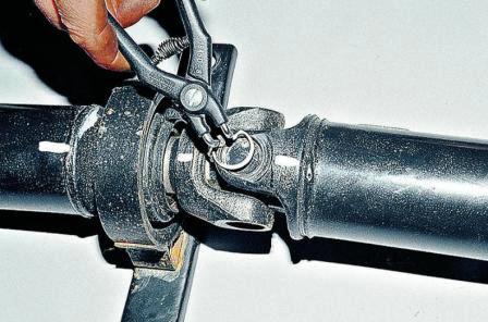 Снимаем стопорные кольца