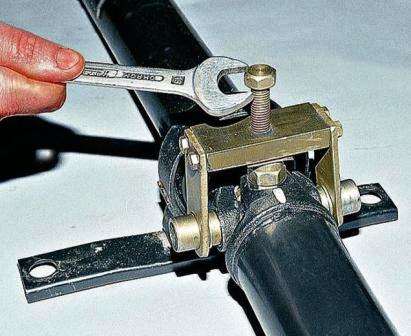 Приспособлением, через подходящую проставку, запрессовываем подшипник в вилку глубже проточки под стопорное кольцо