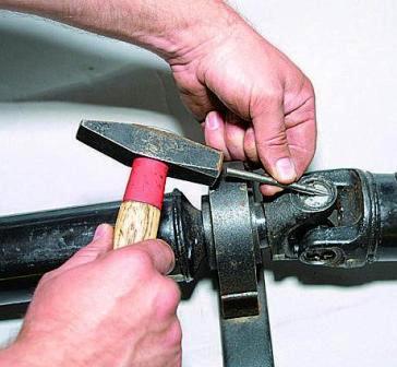 через отвертку или бородок «помогаем» стопорному кольцу расправиться и полностью войти в проточку