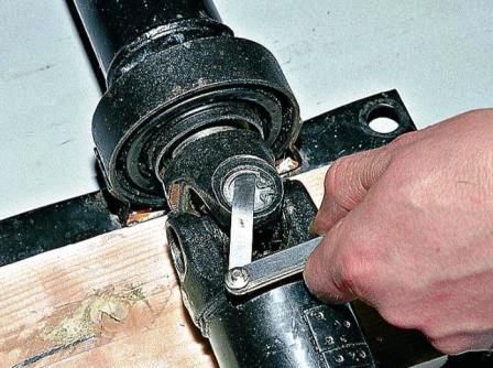 С помощью набора щупов замеряем зазор между стопорным кольцом и подшипником