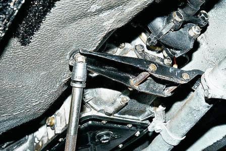 Головкой «на 13» отворачиваем две гайки крепления поперечины коробки передач к кузову