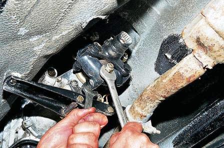 Двумя ключами «на 19» отворачиваем три самоконтрящиеся гайки болтов крепления муфты