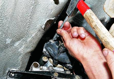 Проворачиваем вал коробки передач и бородком поочередно выбиваем болты крепления муфты