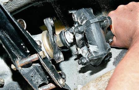 Снимаем эластичную муфту вместе с фланцем