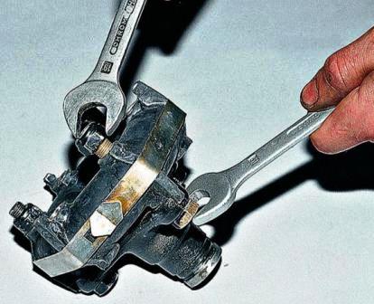 Новые муфты поступают в продажу стянутыми монтажным хомутом