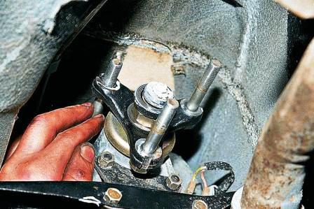 Поочередно вставляем три болта во фланец вторичного вала