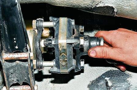 Устанавливаем муфту и затягиваем болты, при этом шипы фланцев должны войти в пазы муфты