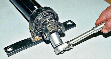 Торцевой головкой «на 27» отворачиваем, но не до конца, гайку крепления вилки 