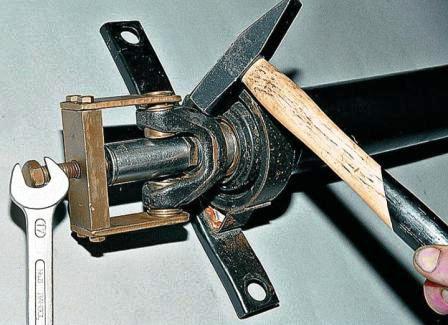 Устанавливаем приспособление на вилку, уперев его в гайку, и создаем предварительный натяг