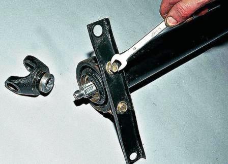 Ключом «на 13» отворачиваем два болта крепления промежуточной опоры 