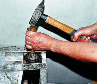 через проставку из мягкого металла спрессовываем ее с вала.