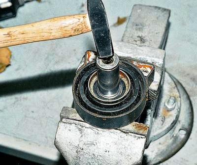 Подходящей по размеру торцевой головкой или втулкой выбиваем подшипник из опоры