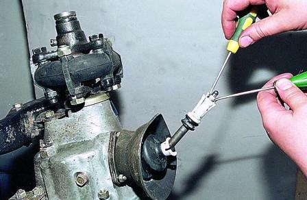 Двумя отвертками разводим секторы распорной втулки 