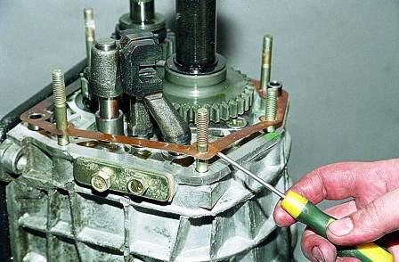 снимаем прокладку задней крышки