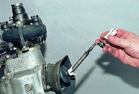 снимаем ее и резиновую втулку демпфера