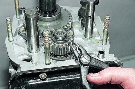 Съемником снимаем стопорное кольцо с промежуточного вала