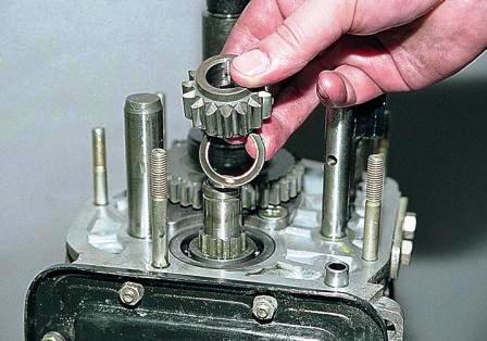 Снимаем ведущую шестерню заднего хода и пружинную шайбу