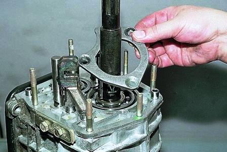 Снимаем стопорную пластину