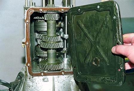 Снимаем крышку с прокладкой. Кладем коробку передач на бок