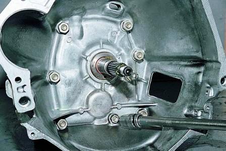 Головкой «на 13» отворачиваем одну гайку,..