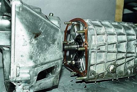 Разъединяем картеры и снимаем прокладку