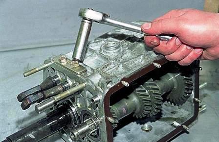 отворачиваем два болта крепления крышки фиксаторов штоков