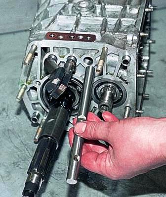 Вынимаем шток вилки включения заднего хода