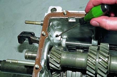 Выдвигаем штоки, одновременно удаляя блокировочные сухари