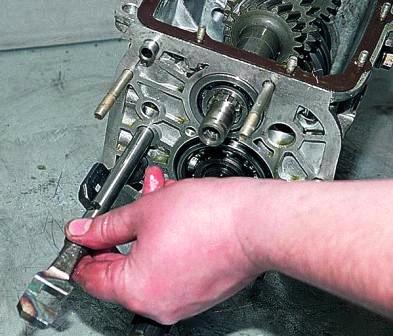 Полностью вынимаем шток вилки включения III и IV передач