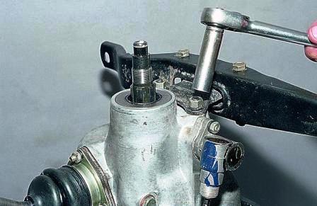 Головкой «на 13» отворачиваем две гайки крепления опоры