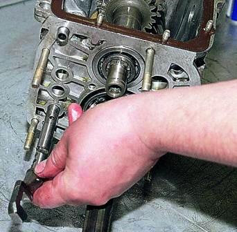 Вынимаем шток вилки включения I и II передач