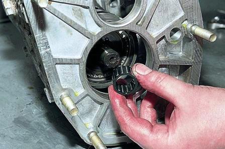 Снимаем игольчатый подшипник со вторичного вала