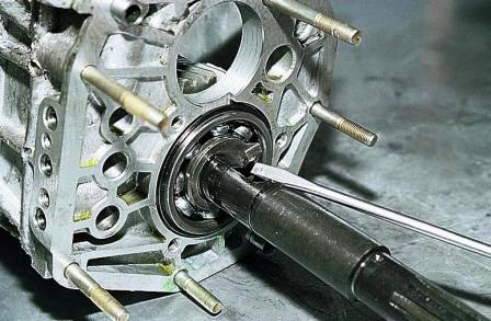 Поддев отверткой, извлекаем шпонку с задней части вторичного вала