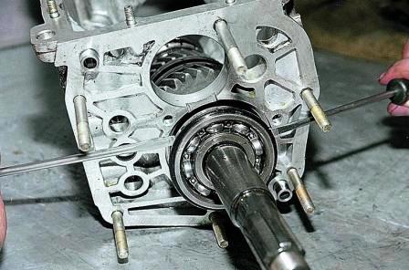 снимаем задний подшипник вторичного вала