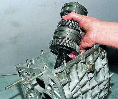 Вынимаем вторичный вал из картера коробки передач