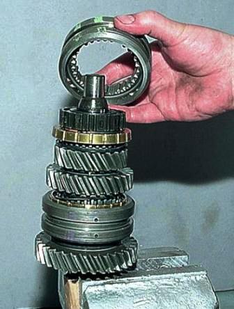 Снимаем муфту синхронизатора III и IV передач