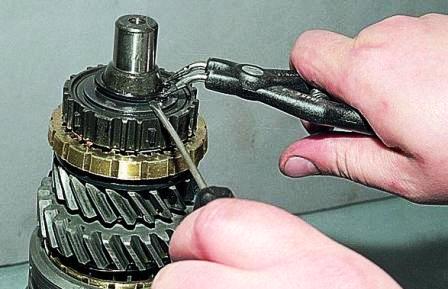 Съемником снимаем стопорное кольцо