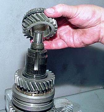 Снимаем шестерню III передачи